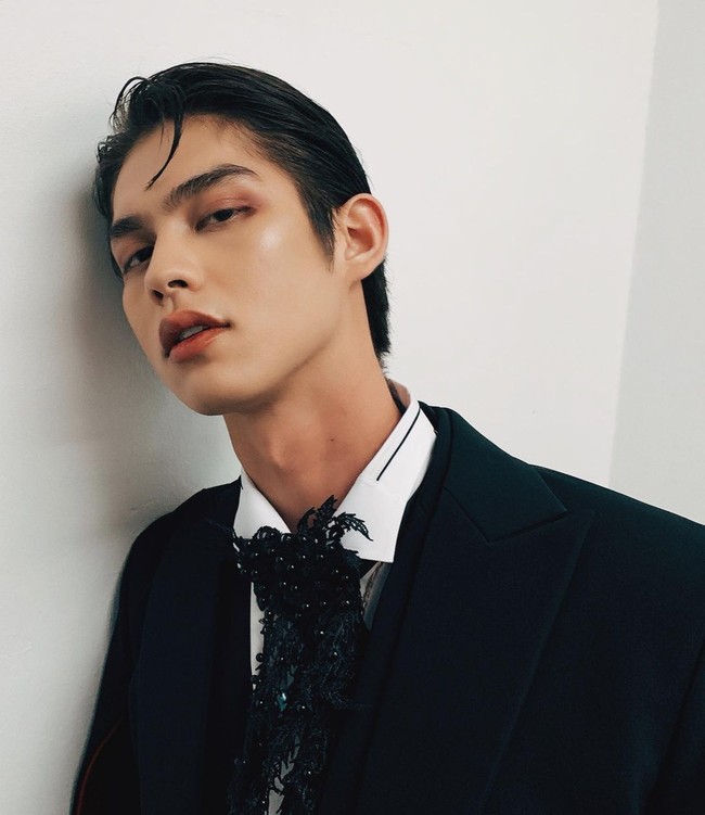 Aktor Thailand Bright Vachirawit tahun ini memuncaki daftar Fashion Face Awards. Pria yang dikenal lewat serial 2gether tersebut dinilai punya karakter wajah yang unik dan stylish. Pria keturunan Amerika itu juga dipuji karena bentuk hidung dan bibir yang menawan. Foto: dok. Instagram @bbrightvc