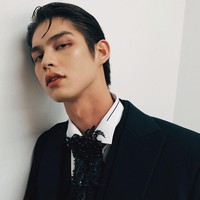 Aktor Thailand Bright Vachirawit tahun ini memuncaki daftar Fashion Face Awards. Pria yang dikenal lewat serial 2gether tersebut dinilai punya karakter wajah yang unik dan stylish. Pria keturunan Amerika itu juga dipuji karena bentuk hidung dan bibir yang menawan. Foto: dok. Instagram @bbrightvc