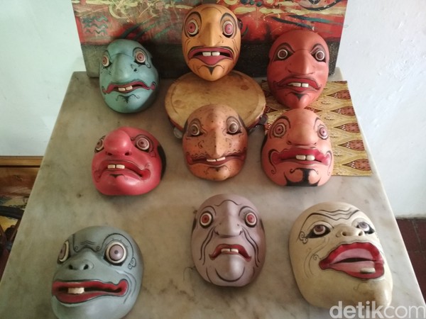 Nama-nama 9 punakawan itu adalah Semar, Bitarota, Cungkring atau Petruk, Bagong, Gareng, Duwala, Ceblok, Sekarpandan dan Bagal Buntung. Masing-masing punya peran tersendiri. (Sudirman Wamad/detikTravel) Nama-nama 9 punakawan itu adalah Semar, Bitarota, Cungkring atau Petruk, Bagong, Gareng, Duwala, Ceblok, Sekarpandan dan Bagal Buntung. Masing-masing punya peran tersendiri. (Sudirman Wamad/detikTravel)