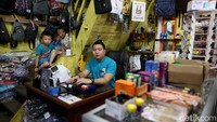 Sedikitnya kurang lebih 4 tahun ini ia mulai membangun usaha dengan berjualan Pakaian, mainan anak, hingga ATK (Alat Tulis Kantor) juga ia lakoni. Ditambah lagi dengan adanya Agen BRILink.