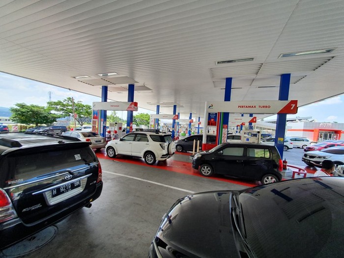 Antrean mobil di SPBU Tol Trans Jawa