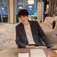 Mereka yang tidak mengenali Suppanad Jittaleela mungkin hanya akan berpikir bahwa ia hanyalah pria berpenampilan manis. Tapi aktor dan DJ yang akrap disapa Tina itu memang seorang wanita. Foto: Instagram