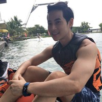 Orang awam juga pasti tak akan ada yang menyangka jika Patcharee Anantaveerat atau Zoom adalah seorang wanita. Penampilannya mirip seperti pria baik dilihat dari wajah maupun bentuk tubuh. Foto: Instagram