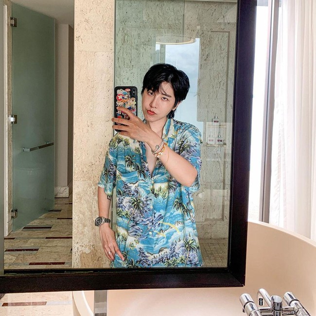 Ketika melirik penampilan Qwaa Phunnutta, cowok-cowok asli mungkin akan iri dengan penampilan gantengnya dan gayanya yang stylish. Qwaa pun terkenal punya gaya mirip G-Dragon Bigbang. Foto: Instagram