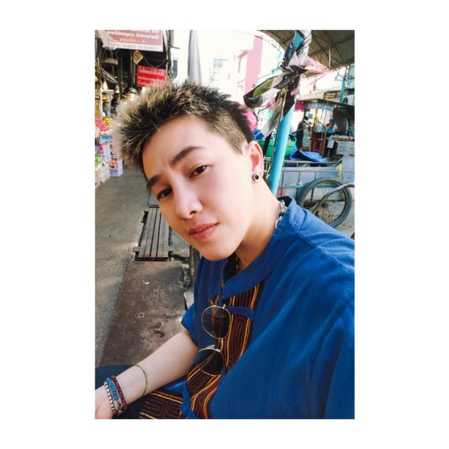 Selebgram lain yang terkenal karena perawakan gantengnya meski ternyata seorang wanita adalah Khowtu Nichayapat. Wanita ini berprofesi sebagai seorang hair stylist. Foto: Instagram