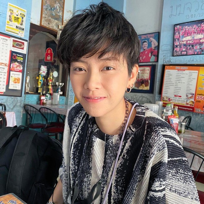 Sunanta Yoonniyom adalah seorang aktris dan penyanyi berusia 29 tahun. Wajah Sunanta juga sering mengagetkan wanita karena dianggap ganteng saat berpenampilan tomboy. Foto: Instagram