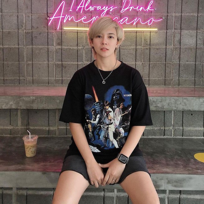 Natchaya atau View sering berpenampilan seperti pria di Instagram. Wajahnya yang kelihatan ganteng dan gaya busana yang stylish membuat banyak wanita ngefans. Foto: Instagram