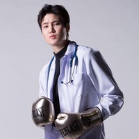 Melihat penampilannya yang tampan, orang tak akan menyangka bahwa Lalana Kongtoranin atau yang akrab disapa Jeab adalah Miss Thailand 2006. Sebelumnya Jaeb yang seorang artis dan dokter ini bergaya feminin dan berambut panjang selayaknya wanita kebanyakan. Ia mulai tampil tomboy beberapa tahun lalu.Foto: Instagram