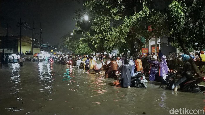 Hujan 2 Jam Bikin Surabaya Tergenang, Macet Parah dan Banyak Motor Mogok