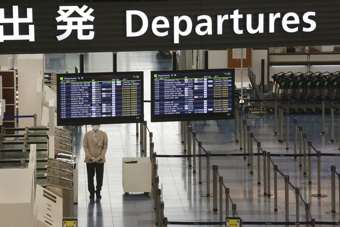 Kasus varian COVID-19 yang lebih menular ditemukan di Jepang. Akibatnya warga asing non-residen dilarang masuk ke Jepang hingga akhir Januari 2021 mendatang.