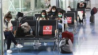 Berdasarkan beleid penangguhan perjalanan yang berlaku mulai hari Senin, warga negara Jepang dan penduduk non-Jepang yang berada di luar negeri akan diizinkan untuk kembali, dan beberapa pelancong misalnya pebisnis akan diizinkan masuk dari sejumlah kecil negara yang terutama berada di Asia.