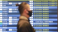 Seorang pria tampak beraktivitas di area Bandara Internasional Haneda yang berada di kawasan Tokyo, Jepang, Senin (28/12/2020). Berdasarkan papan informasi penerbangan di Bandara Internasional Haneda, sejumlah penerbangan tampak dibatalkan hari ini.