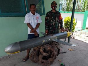 Pakai Tali, Begini Nelayan Desa Majapahit Selayar Evakuasi Benda Mirip Rudal