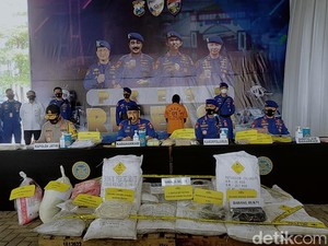 Gerebek Gudang di Surabaya, Polisi Amankan Belasan Ton Bahan Pembuat Bom Ikan