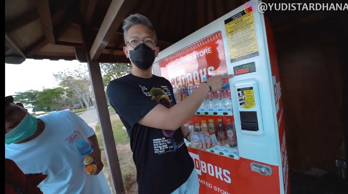 Borong Minuman dari Vending Machine, Bawanya Pakai Koper