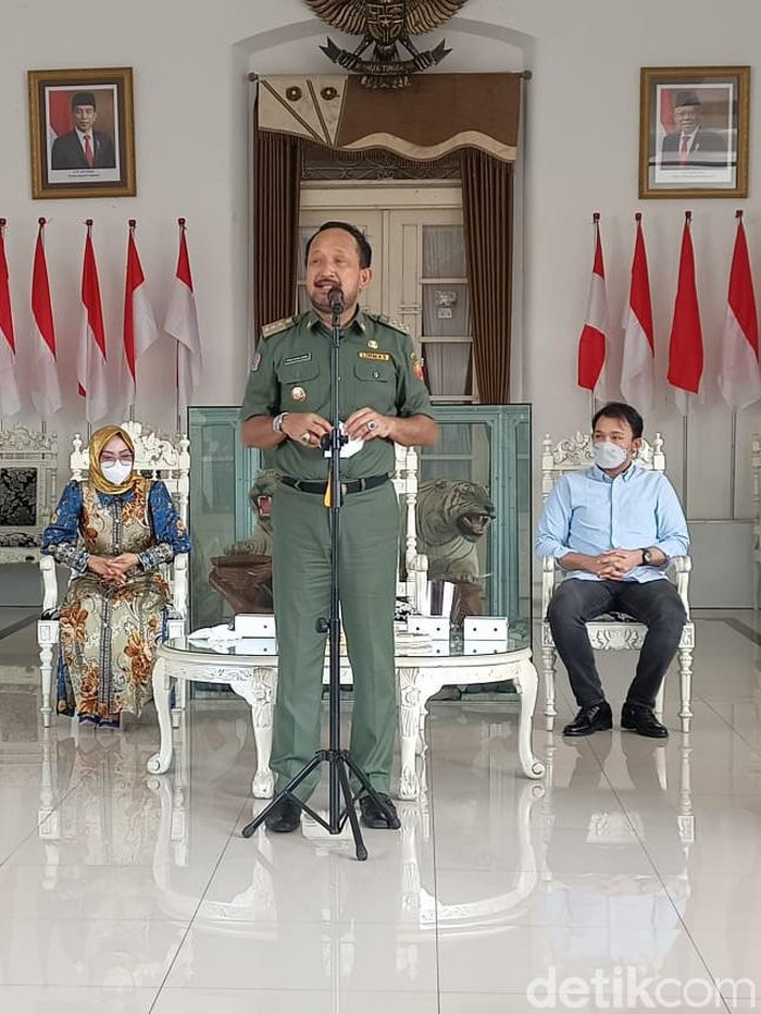 Bupati Ponorogo Ipong Muchlissoni