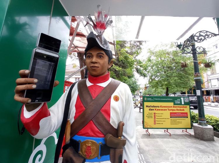 Cegah Corona, Patung Prajurit Keraton Ukur Suhu Pengunjung Malioboro