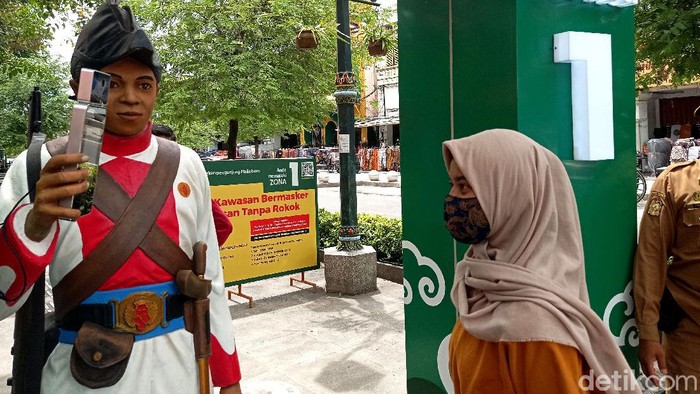 Patung-patung prajurit Keraton Yogyakarta diletakkan di Malioboro untuk ukur suhu tubuh pengunjung. Keberadaan patung itu sebagai upaya pencegahan virus Corona.
