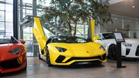 3. Lamborghini Aventador S Roadster Giallo SpicaMasih dari merek pabrikan Italia berlogo banteng, kali ini ada tipe Lamborghini Aventador S Roadster Giallo Spica yang dibanderol Rp 18,5 miliar off the road. Supercar ini mengusung mesin V12 6.500 cc yang dikawinkan transmisi ISR 7-percepatan. Mesin mobil ini bisa menyemburkan tenaga puncak sebesar 740 dk dan torsi 690 Nm. Foto: Prestige Motorcars