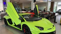 2. Lamborghini Aventador SVJ Verde ScandalLamborghini Aventador SVJ Verde Scandal dibanderol Rp 22 miliar off the road. Di balik kap mesin mobil ini tersimpan mesin 6,5 liter V12, yang memiliki potensi tenaga 760 dk dan torsi 728 Nm. Tenaga tersebut disalurkan melalui sistem transmisi 7-speed single-clutch automated-manual. Soal performa, dari 0-100 km/jam bisa diraih dalam waktu 2,9 detik, dengan top speed 350 km/jam. Foto: Prestige Motorcars