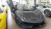 1. Lamborghini Aventador SVJ Roadster Grigio TelestoIni menjadi tipe termahal Lamborghini yang dijual di Indonesia. Harganya menyentuh Rp 22,5 miliar off the road. Bicara performa, Lamborghini Aventador SVJ Roadster Grigio Telesto dibekali mesin 770 CV naturally aspirated V12 6.498 cc, yang bisa menghasilkan tenaga 774 dk di 8.500 rpm dan torsi 720 Nm pada 6.750 rpm. Mobil ini mampu melesat dari 0-100 km/jam hanya dalam 2,8 detik, dengan top speed mencapai 350 km/jam. Foto: Prestige Motorcars