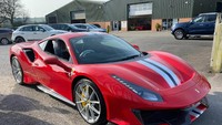 4. Ferrari 488 Pista Rosso Corsa Pesaing Lamborghini, Ferrari juga memiliki lini mobil berharga mahal. Salah satunya adalah Ferrari 488 Pista Rosso Corsa yang dijual Rp 16,5 miliar off the road. Mobil ini ditenagai mesin V8 - 90° twin turbo, 3.902 cc, yang bisa menghasilkan tenaga puncak 710 dk pada 8.000 rpm dan torsi maksimum 770 Nm pada 3.000 rpm. Mesin ini sanggup berakselerasi dari 0-100 km/jam hanya dalam 2,85 detik, dengan kecepatan maksimum 340 km/jam. Foto: Prestige Motorcars