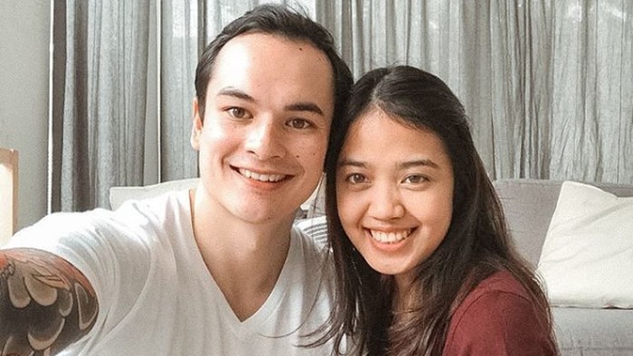 Febi dan Daniel Kisah cinta wanita Indonesia yang menikah dengan bule mirip Nicholas Saputra.
