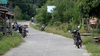 Bagi yang baru pertama kali menyaksikan fenomena ini, tentu saja hal tersebut bikin terheran-heran. Tapi bagi warga lokal Putussibau, hal tersebut sudah jadi pemandangan yang lumrah, bahkan sudah jadi kebiasaan.