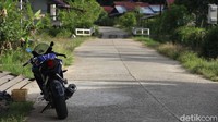 Bahkan dengan kondisi kunci motor masih menempel, motor tersebut tidak hilang dicuri orang. Seperti sepeda motor besar yang masih baru ini juga tetap aman dari si tangan panjang. Sampai seharian penuh pun, sepeda motor yang diparkir di tepi jalan itu tetap utuh.