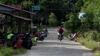 Hal itu juga diamini oleh Bang Jeger, sopir yang mengantarkan kami wara-wiri di Putussibau-Badau. Bang Jeger yang sudah puluhan tahun mengantar wisatawan di perbatasan, mengaku memang sudah jadi kebiasaan warga setempat untuk meninggalkan motornya begitu saja di tepi jalan, bahkan dengan kondisi kunci kontak menempel di motor.