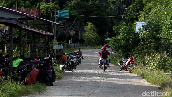 Hal itu juga diamini oleh Bang Jeger, sopir yang mengantarkan kami wara-wiri di Putussibau-Badau. Bang Jeger yang sudah puluhan tahun mengantar wisatawan di perbatasan, mengaku memang sudah jadi kebiasaan warga setempat untuk meninggalkan motornya begitu saja di tepi jalan, bahkan dengan kondisi kunci kontak menempel di motor. Hal itu juga diamini oleh Bang Jeger, sopir yang mengantarkan kami wara-wiri di Putussibau-Badau. Bang Jeger yang sudah puluhan tahun mengantar wisatawan di perbatasan, mengaku memang sudah jadi kebiasaan warga setempat untuk meninggalkan motornya begitu saja di tepi jalan, bahkan dengan kondisi kunci kontak menempel di motor.