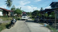 Posisinya pun masih tetap sama seperti posisi saat ditinggal pemiliknya. Sementara itu, pemiliknya asyik pergi berladang. Sepulang berladang, baru motor itu diambil lagi oleh pemiliknya.