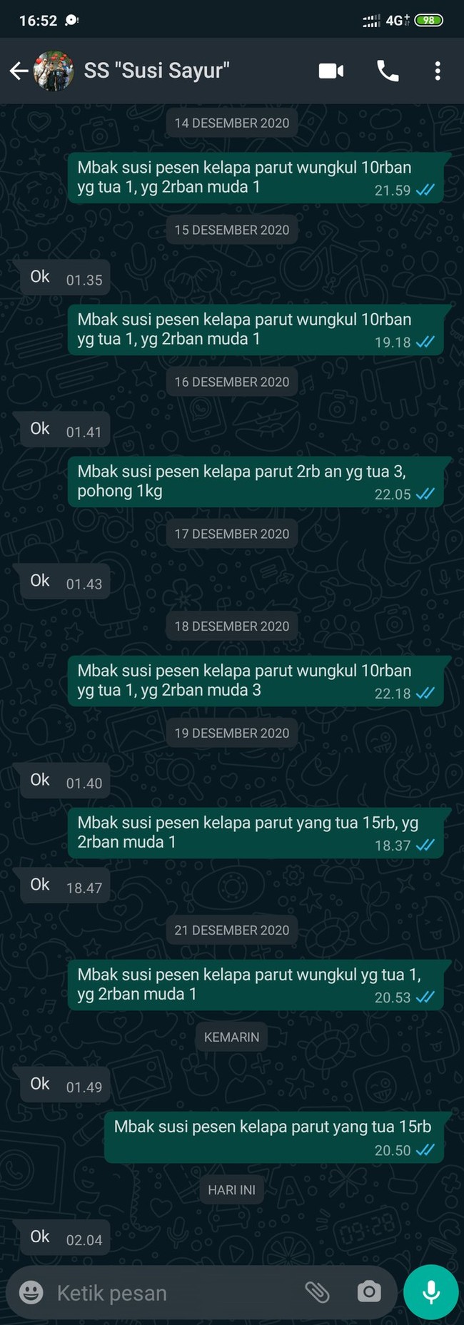 Ketahuan nih tukang sayurnya nggak suka basa basi, apapun yang di chat sama pelanggannya cuma dibalas ok. Foto: Twitter/@ligaaaraprillia