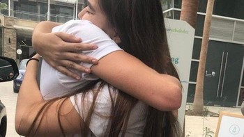 Tangan satu lagi milik siapa? (Foto: Reddit)