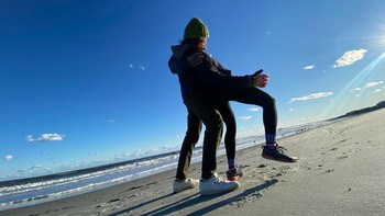 Kok orangnya berkaki empat? Coba lihat lagi, itu foto dua orang (Foto: Reddit)