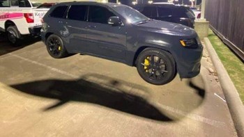 Coba lihat lagi yang benar. Mobil ini tidak melayang. Itu bayangan mobil lain (Foto: Reddit)