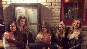 Kaki perempuannya jadi panjang banget (Foto: Reddit)