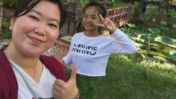 Perempuan itu kakinya menghilang. Ah, masa? Coba lihat lagi apa yang terjadi (Foto: Reddit)