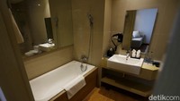 Untuk kenyamaan kualitas tidur, hotel ini tidak perlu diragukan. Kasurnya menggunakan merk paling sip dan dijamin nyaman buat traveler yang badannya pegal-pegal habis jalan-jalan. Bantalnya super empuk dan selimutnya sangat lembut.