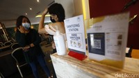 Fasilitas mewah sebagai hotel bintang 4 premium seperti kolam renang, ballroom dan restoran juga bisa traveler rasakan.