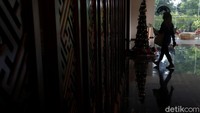 Sementara itu, untuk kamar Suites semua dirancang dengan sangat mewah, mengadopsi fasilitas yang sama dengan Kamar Premier yang ada di The Trans Resort Bali. Kamar suite yang mewah seluas 50 meter persegi ini memiliki TV LED interaktif 46 inch, fasilitas mewah Acqua di Parma, linen mewah yang disesuaikan secara eksklusif dengan kapas Mesir 320 benang, dan tempat tidur yang dirancang khusus.