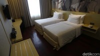 Dengan pasar MICE (Meeting, Incentive, Convention, and Exhibition atau Pertemuan, Insentif, Konvensi, dan Pameran), hotel ini memiliki 128 kamar dan tiga suites yang dirancang dengan penuh gaya. Jenis kamar Superior dan Deluxe menampilkan dekorasi modern dengan pilihan tempat tidur king atau twin, ruang yang dirancang ulang ini mengombinasikan kenyamanan dan fungsi.