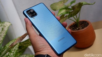 Hadir tiga warna, yakni hitam, putih dan biru seperti di-unboxing kali ini. Foto: Adi Fida Rahman/detikINET