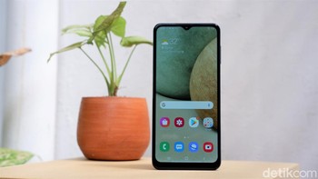 Samsung Galaxy A12 ditenagai oleh prosesor Mediatek Helio P35. Samsung menyediakan dua pilihan konfigurasi RAM yaitu 4 GB dan 6 GB. Foto: Adi Fida Rahman/detikINET