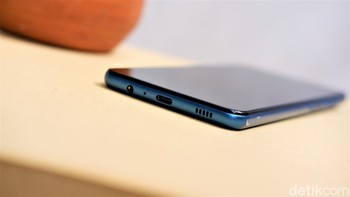 Ponsel ini masih menyediakan port jack audio 3,5 mm dan USB Type C.  Foto: Adi Fida Rahman/detikINET