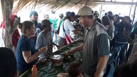 Setiap bulan September di Kampung Abar diselenggarakan Festival Makan Papeda dalam Gerabah. Masyarakat Kampung Abar hidupnya tidak terlepas dari sagu. Nilai filosofis salib di tempayan yaitu salib sebagai sumber kehidupan. (Hari Suroto/Istimewa)