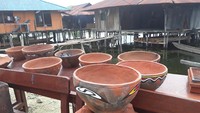 Kampung Abar terkenal sebagai satu-satunya kampung yang masyarakatnya masih eksis membuat gerabah di Papua. Menurut kepercayaan setempat, jika tepung sagu di dalam tempayan habis, mereka bukan mengisinya lagi dengan tepung sagu yang baru, tetapi hanya menaruh sebuah bulu burung, tiba-tiba di dalam tempayan akan terisi tepung sagu dengan sendirinya. (Hari Suroto/Istimewa)