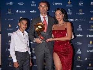 Ronaldo Jadi Orang Pertama dengan 500 Juta Follower, Apa Saja Isi Medsosnya?