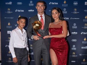 Ronaldo Jadi Orang Pertama dengan 500 Juta Follower, Apa Saja Isi Medsosnya?