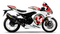Kelima, Kevin Schwantz. Didedikasikan untuk Kevin Schwantz, GSX-R1000R Legend Edition memiliki tampilan yang sama dengan RGV-Γ 500 yang mana pembalap legendaris Texas itu memenangkan gelar dunia 1993. Skema warna adalah ciri khas sponsor saat itu, Lucky Strike, dengan putih dan merah sebagai protagonis utama dan hijau militer dan hitam sebagai garis besar. Foto: visor down